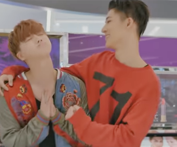 Beautiful SHINSEGAE with iKON