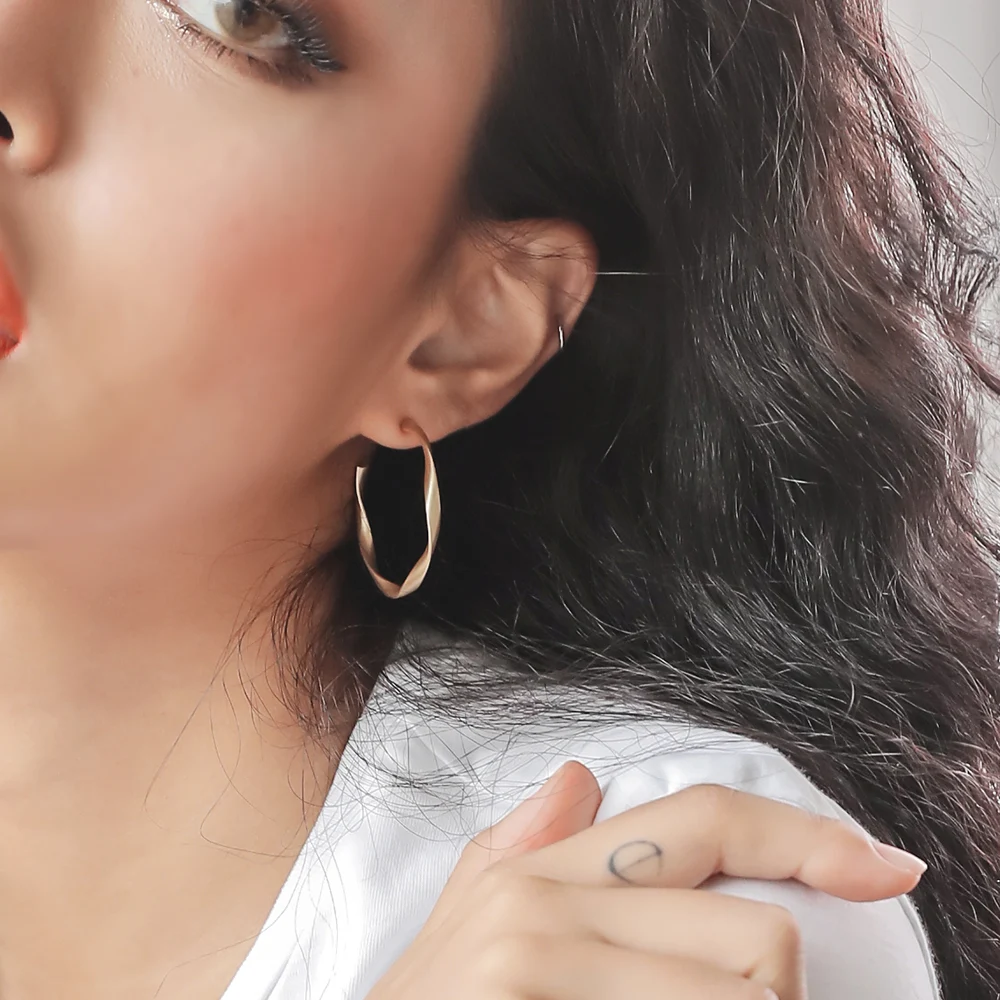 신세계인터넷면세점-헤스티아-earring-Twist Flow Hoop Earring
