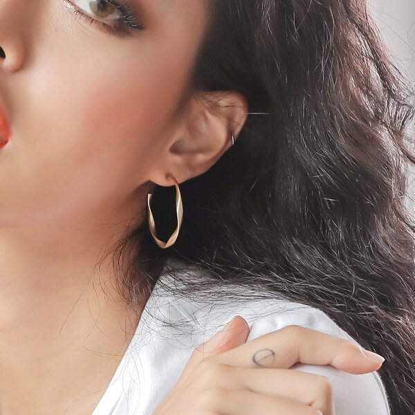 신세계인터넷면세점-헤스티아-earring-Twist Flow Hoop Earring