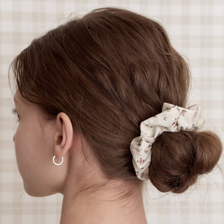 bubbly floral scrunchie_butter (奶油色花朵发圈)