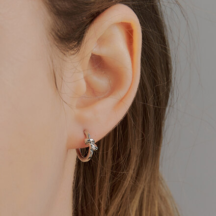 [수지, 에스파 닝닝 착용]knot one-touch earring : White