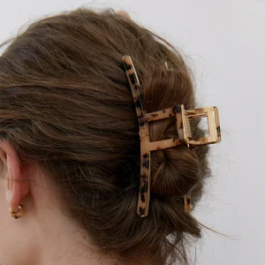 square metal point hair clip_beige leopard