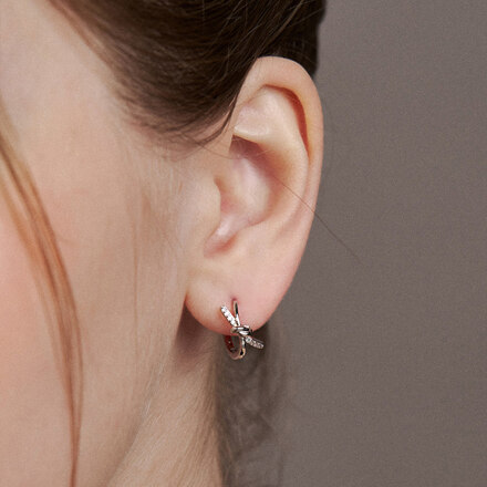 [이나경, 엔믹스 지우 착용]ribbon knot one-touch earring: White