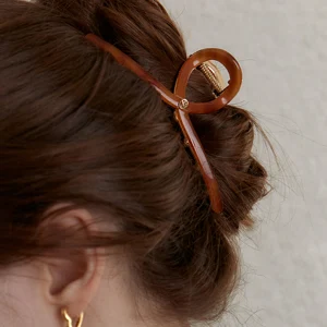 Twist metal point hair clip (brown syrup)