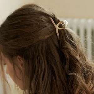minimal twist pearl line hair clip