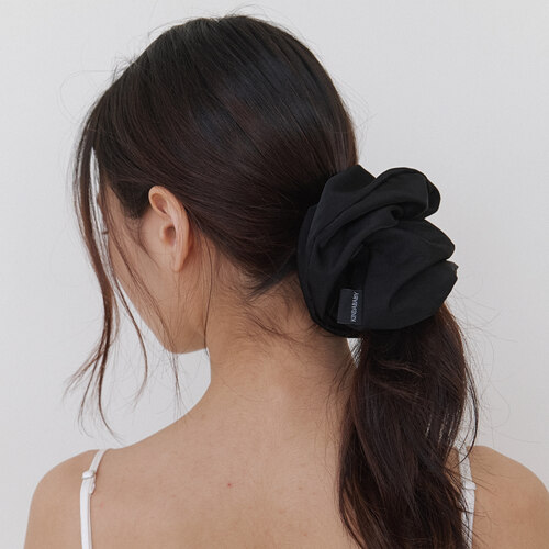 softy satin scrunch - black