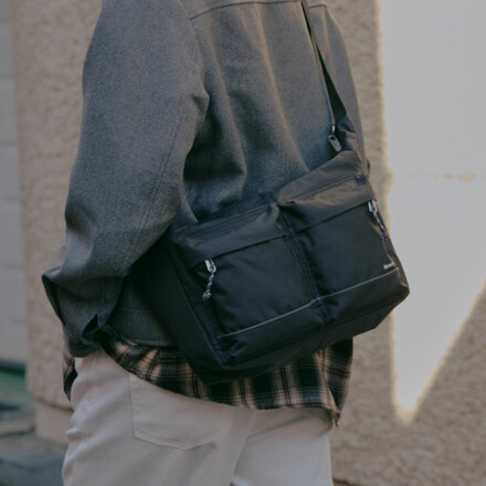 Safe Cross Body Bag Black L - 安全斜挎包 黑色 L