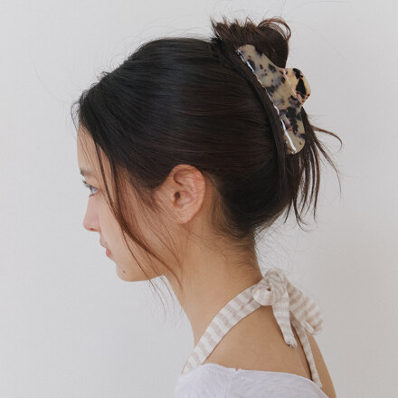 kinda essential middle hair clip - cookie